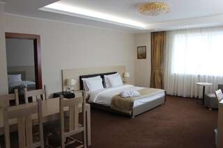 Отель Отель Caspian Riviera Grand Palace Актау Семейный люкс с балконом-3